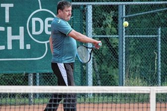 Dittersbacher schafft es ins Halbfinale - Jan Luderer organisierte nicht nur das 60. Herrenturnier in Altmittweida, sondern spielte selbst mit. Im Einzel kam er bis ins Halbfinale, im Doppel schaffte er es mit Lokalmatador Harald Börner ins Finale.