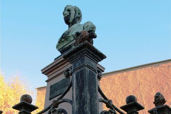 Dittes-Denkmal in Irfersgrün setzt Rost an - Das Denkmal von Friedrich Dittes in der Ortsmitte von Irfersgrün wirkt wenig einladend.
