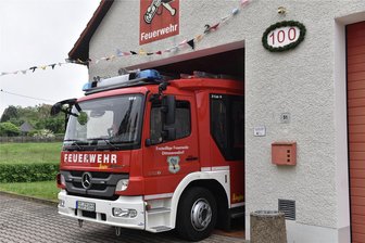 Dittmannsdorf: Erweiterung des Feuerwehr-Gerätehauses bereitet Bauchschmerzen - Das Tor am Gerätehaus der Freiwilligen Feuerwehr Dittmannsdorf wird auch bei einem Umbau nicht viel höher werden.  war im August 2012 in den Dienst gestellt worden.