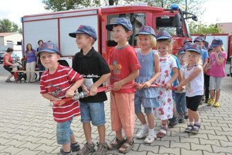 Dittmannsdorf: Neues Löschfahrzeug in Dienst gestellt - Mit Elan gestalteten die Kinder des evangelischen Kindergartens die feierlichen Übergabe des Mercedes-Löschfahrzeugs 10/6 auf dem Festplatz am Gerätehaus der Freiwilligen Feuerwehr Dittmannsdorf mit.