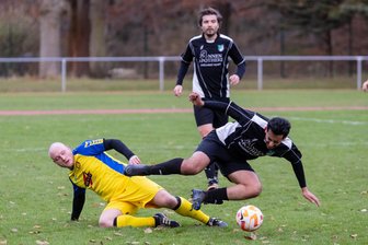 Dittmannsdorfer Fußballer wahren weiße Weste dank spätem Treffer - Phillip Uhlig (l.), hier in einer früheren Partie gegen Zschopautal, und die BSG Motor Zschopau lösten ihre Pflichtaufgabe in Neundorf souverän.