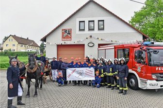 Dittmannsdorfer Wehr feiert 100. Geburtstag mit Bratkartoffeln und Sülze - Die Freiwillige Feuerwehr Dittmannsdorf feiert 2023 das 100-jährige Bestehen. Zum Fototermin stellten die Frauen und Männer zwischen Pferdespritze und modernem Löschfahrzeug die Geschichte dar. 