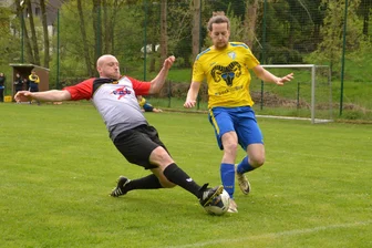 Dittmannsdorfern gelingt Vorentscheidung im Meisterrennen der Kreisliga - In letzter Sekunde grätscht Zschopaus Philipp Uhlig in die Flanke von Jim Merkel.