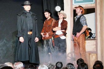Dittmannsdorfs Wilder Westen bietet nur wenig Platz für Humor - 12 Uhr mittags: Frank Miller (links), gespielt von Drehbuch-Autor Torsten Wohmann persönlich, trifft am Bahnhof auf seine Bande. Der abschließende Showdown steht unmittelbar bevor. 