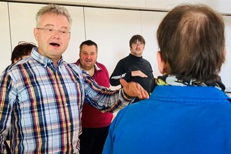 Diverz: Dieser Chor im Erzgebirge vereint Menschen mit und ohne Handicap - Steffen Kindt, der Leiter des Erzgebirgsensembles Aue, gibt in einem besonderen Chor den Ton an. Die Sängerschar vereint Menschen mit und ohne Handicap.