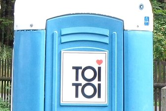 Dixi-Toilette in Oberwiesenthal gesprengt: Teile fliegen bis zu 20 Meter weit - So eine mobile Toilettenanlage haben Unbekannte in Oberwiesenthal zerstört (Symbolbild).