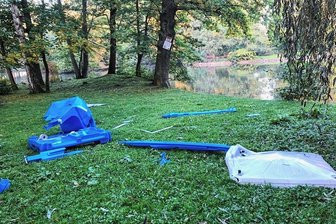 Dixi-Toilette in Reichenbacher Stadtpark gesprengt - Das im Stadtpark aufgestellte Dixi-Klo wurde buchstäblich in seine Einzelteile zerfetzt. Spaziergänger zeigten sich fassungslos.