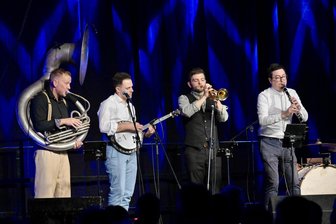 Dixieland im Erzgebirge: Artmontan-Konzerte ziehen Hunderte Besucher an - Auf der Bühne standen in Schwarzenberg unter anderem die „New Orleans Originals“.