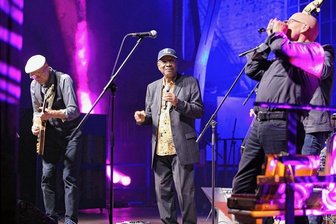 Dixieland-Konzert in Schwarzenberg: Sänger zieht Publikum in seinen Bann - Tommie Harris (Mitte) begeisterte mit wunderbarer Stimme und einer unglaublichen Auftrittsfreude. 