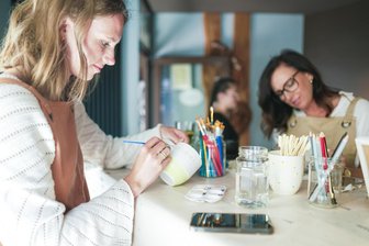 DIY-Trend im Erzgebirge: Neues Angebot in Oberwiesenthal - Ein neues Kreativangebot, hier Alina (l.)und Susan Hachenberger, soll es ab Februar in Oberwiesenthal geben.