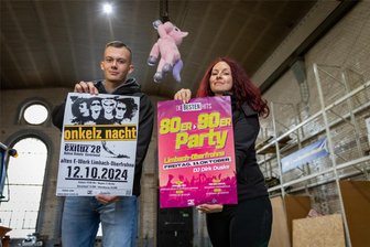 DJ Dirk Duske meets Lost Place: Wie das frühere Limbacher Elektrizitätswerk zur Partylocation wird - Pascal Köhler und Jasmin Neubert zeigen die Plakate für die beiden Veranstaltungen am Wochenende. Im Hintergrund hängt am Kran als Maskottchen das Spidereinhorn, welches zum Markenzeichen auch zukünftiger Veranstaltungen werden soll.