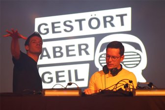 DJ-Duo Gestört aber Geil kommt am Mittwoch mit seinen Hits in die Plauener Festhalle - Das DJ-Duo Gestört aber Geil, aufgenommen bei ihrem Auftritt in der Musikhalle Markneukirchen, gastiert am Mittwoch in Plauen.