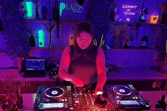 DJ Fuxia legt in ganz Deutschland auf: „Habe mich auf Veranstaltungen in Zwickau nie bedroht gefühlt“ - Isabell Reise sorgte als Fuxia in Zermatt in der Schweiz beim „Plazma Records Showcase“ im Jahr 2022 für Techno-Sound.