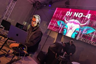 DJ NO-4 will mit Zschopauer Volleyballern die Regionalliga rocken - Volleyballer Nick Obendorf legt als DJ NO-4 auch gern Musik auf.