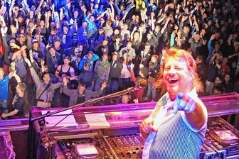 DJ vom Sachsenring stirbt bei Biketour - Wenn Stephan Mangelsdorff auf dem Ankerberg auflegte, wie hier 2014, feierten Tausende Menschen bis in die Morgenstunden.