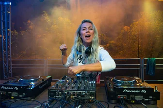 DJs bringen die Burganlage auf Schloss Voigtsberg zum Beben - DJane 2elements Stefanie Neukirchner aus Greiz heizte den Besuchern auf Schloss Voigtsberg ein.