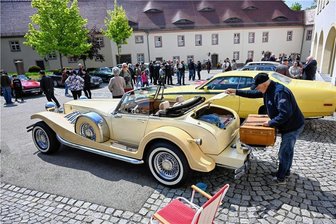 DKW, Cadillac und Gatsby: Mehr als 100 Fahrzeuge bei erstem Oldtimer-Treffen in Limbach-Oberfrohna - Eine Seltenheit: Vom Gatsby V8, mit dem Peter Hänse anreiste, wurden nur 500 Stück gebaut. Der Motor hat 350 PS, 180 Kilometer pro Stunde sind theoretisch möglich. Dann zieht es aber ordentlich.