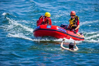 DLRG rettet über 1.000 Menschen am und im Wasser das Leben - Die DLRG-Rettungsschwimmer retten im vergangenen Jahr wieder vielen Menschen das Leben. (Archivbild)