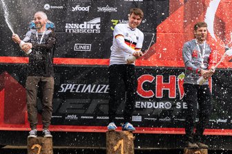 DM-Silber: Erzgebirgischer Mountainbiker fährt das Enduro-Rennen seines Lebens - Nach zwei harten Renntagen ließ Marc Schubert (links) die Sektkorken knallen.