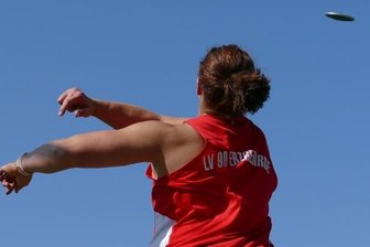 DM-Titel und ein Experiment versüßen den Saisonausklang - Erstmals seit geschätzten 15 Jahren ließ Christina Schwanitz in Großolbersdorf den Diskus fliegen. Dieser landete im besten Versuch bei 48,42 Metern.