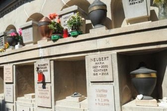 DNA-Spur führt zu mutmaßlichen Chemnitzer Urnen-Dieben - Insgesamt 26 offen stehende Urnenbehälter aus Kupfer waren Anfang August 2015 aus der Urnenwand am Krematorium auf dem Städtischen Friedhof an der Reichenhainer Straße gestohlen worden.