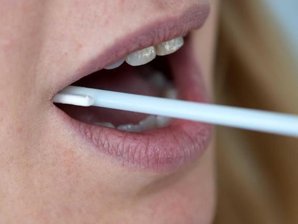 DNA-Test: Gesuchte Mutter nicht gefunden - Einer Frau werden Mundschleimhautzellen für eine DNA-Probe entnommen.