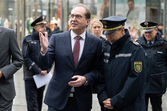 Dobrindt in Dresden: „Wollen unsere Innenstädte nicht der Kriminalität überlassen“ - „Wollen Innenstädte nicht der Kriminalität überlassen“: Bundesinnenminister Alexander Dobrindt (CSU, l.) im Gespräch mit dem Dresdner Polizeipräsidenten Lutz Rodig über den Kriminalitätsschwerpunkt vor dem Hauptbahnhof.