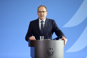 Dobrindts Wende: Verschärfungen in der Migrationspolitik - Alexander Dobrindt bei einem Pressestatement zu Beschlüssen des Bundeskabinetts im Bundesministerium des Innern.