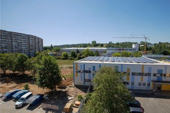 Doch kein Programm für Häuslebauer: Plauens OB vertagt Versprechen - Die Wohnblöcke auf dem Hügel im Hintergrund sind verschwunden, an der Dr.-Max-Breitung-Straße sollen Eigenheime entstehen. Die Infrastruktur dort passt: Schulen, Ärztehaus, Einkaufcenter, Straßenbahn. Die Stadtverwaltung Plauen hat das Vorhaben im Auge, lässt sich aber mit der Umsetzung Zeit. 