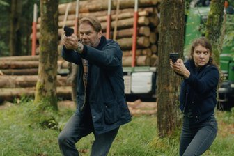 Doch nicht am Samstag: ZDF verschiebt neuen „Erzgebirgskrimi“ - Die Kommissare Robert Winkler (Kai Scheve) und Karina Szabo (Lara Mandoki) stellen im Wald einen Holzdieb. Ist er auch der Mörder? Der „Erzgebirgskrimi: Mordholz“ sollte an diesem Samstag gezeigt werden.