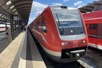 Doch wieder Hoffnung auf Bahn-Fernverkehr von Dresden über Chemnitz, Zwickau und Plauen nach Nürnberg - Wer von Chemnitz im Zug nach Nürnberg will, muss in Hof in Dieseltriebwagen umsteigen. Nun aber könnte die Strecke doch elektrifiziert werden.