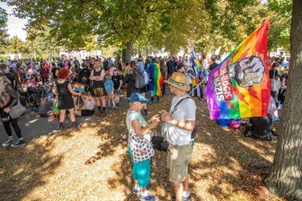Döbeln: CSD-Versammlung und rechte Proteste blieben friedlich - Mehrere Hundert Teilnehmer hatten sich in Döbeln zum CSD versammelt.