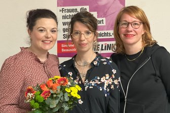 Döbeln: Die Linke vergibt Frauenpreis 2025 an Nicole Weichhold - Nicole Weichhold (li.) hat den mittelsächsischen alternativen Frauenpreis 2025 erhalten, hier mit den Co-Kreisvorsitzenden Cindy Reimer (M.) und Marika Tändler-Walenta.