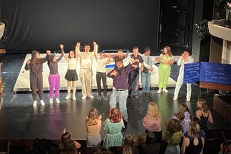 Döbeln: Eine Stadt voller junger Theaterleute - In die Inszenierung „MK: Time Busters" des Theaterjugendclubs der Kammerspiele München zum 32. Bundestreffen Jugendclubs an Theatern wurde das Publikum im Theater Döbeln einbezogen.