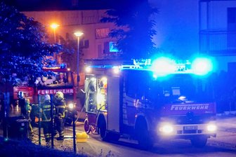 Döbeln: Fünf Müllcontainer gehen in Flammen auf - Zahlreiche Einsatzkräfte waren in Döbeln zu Containerbränden ausgerückt.