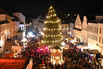 Döbeln ist keine Konkurrenz: Hainichen hat den höchsten Weihnachtsbaum im Landkreis - Der Weihnachtsmarkt in Hainichen mit dem 17,87 Meter hohen Baum, dem höchstem in Mittelsachsen.