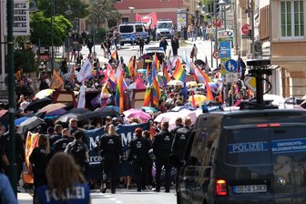 Döbeln: Queere Menschen und Rechtsextreme demonstrieren - Teilnehmer des CSD in Bautzen im August werden von Polizisten durch die Stadt begleitet.