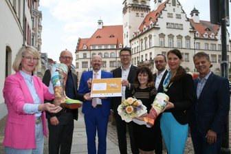 Döbeln: Stadt erhält 60.000 Euro für Riesenstiefel-Projekt - Die Stadt Döbeln erhielt einen symbolischen Scheck.