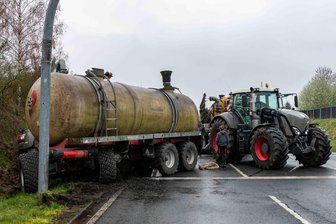 Döbeln: Traktor mit Güllefass von Fahrbahn gedrückt - Auf der B 175 bei Döbeln drückte ein Güllefass einen Traktor in einen Graben.