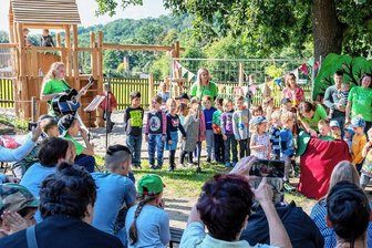 Döhlen: "Apfelbaum" feiert Jubiläum - 60 Jahre Kindergarten sind am Samstag in Döhlen gefeiert worden. Kinder der heutigen Evangelischen Kindertagesstätte "Apfelbaum" gestalteten ein kleines Programm. Erzieherinnen nahmen die Kita-Historie des Seelitzer Ortsteils in einem Lied auf. Der erste Kindergarten in Döhlen wurde 1962 eingeweiht, 1981 zog er ins ehemalige Schulgebäude um. Zu Gast waren am Samstag ehemalige Mitarbeiter und einst betreute Kinder, aber auch Eltern, die sich umschauten. Laut Leiterin Susann Steinbach-Gruttke bietet das Haus 66 Plätze. Eingeweiht wurde ein neues Holzspielgerät, finanziert durch die Gemeinde. Es hat 19.000 Euro gekostet, 10.000 Euro fließen aus einem Regionalbudget der EU.fmu 