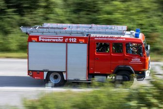 Döhlen: Heuballen in Brand - Feuerwehr rückt aus - 