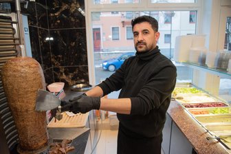 Döner-Imbiss im Vogtland vergrößert sich: Vom Kiosk zum Kebab-Haus - Hürriyet Dayan hat Anfang des Jahres das Antalya-Kebab-Haus an der Johann-Christoph-Hilf-Straße in Bad Elster eröffnet.