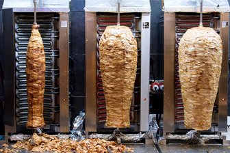 Döner Kebab: Türkische Produzenten wollen deutsche Varianten verbieten lassen - Der deutsche Döner unterscheidet sich oft vom türkischen. Geht es nach dem Willen der International Doner Federation, soll jetzt nur noch die türkische Variante als Döner verkauft werden dürfen.