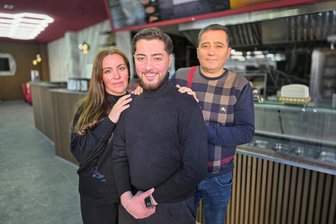 Döner-Lokal in Oelsnitz startet neu: Das „Mem & Zin“ ist wieder da - Firat Cöcelli (Mitte) und seine Eltern Nilüfer Cöcelli und Ferhat Cöcelli starten ab Montag gemeinsam durch.