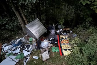 Döner-Schrott im Wald: Illegale Müllhaufen bei Hopfgarten entdeckt - Döner-Schrotthaufen im Heidelbachtal bei Hopfgarten.