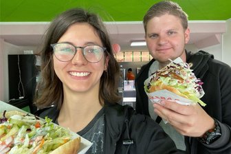 Döner-Test in Aue: Welcher Döner schmeckt am besten? - Welche Soßen und Füllungen gibt es, wie gut sind die Zutaten im Fladenbrot verteilt? Darauf haben Johanna Schöbel (li.) und Georg Ulrich Dostmann die Dönerläden in Aue getestet.