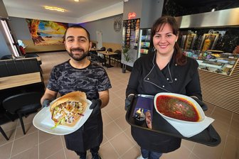 Döner und Spezialitäten aus Aserbaidschan: Wie sich ein Paar den Traum eines Restaurants im Vogtland erfüllen will - Etiram Aliyev und Marina Zimmermann bieten in ihrem Imbiss Garitus an der Alten Bahnhofstraße 1 in Oelsnitz vom Döner über Bortsch-Suppe auch aserbaidschanische Spezialitäten.