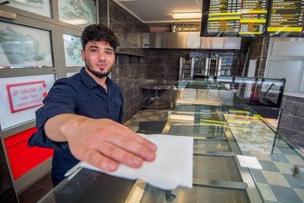 Dönerladen am Auer Postplatz öffnet nach Umbau - mit speziellem Fleisch am Spieß - Ahmad Almohamad eröffnet am Postplatz in Aue in der kommenden Woche den Imbiss unter dem Namen "Mister Döner". 