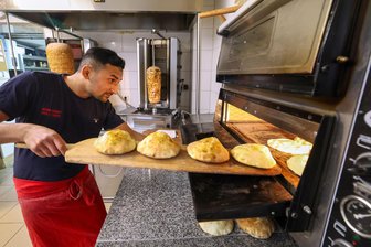 Dönerverkäufer in Gersdorf backt sein Fladenbrot täglich selbst - Bei „Tulas Kebap Pizza Haus“ in Gersdorf backt der Chef Sammy seine Fladenbrote selbst.