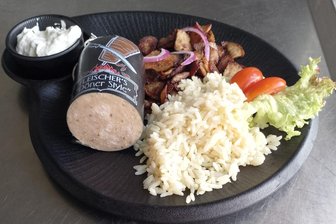 Dönerwurst statt Drehspieß: Westsächsische Fleischerei erfindet neue Spezialität mit orientalischem Flair - So wird die Dönerwurst als komplettes Mittagsgericht serviert.